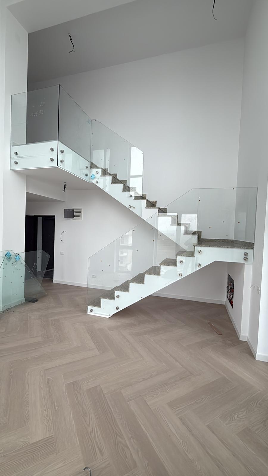 Balustradă din sticlă laminată pentru etaj