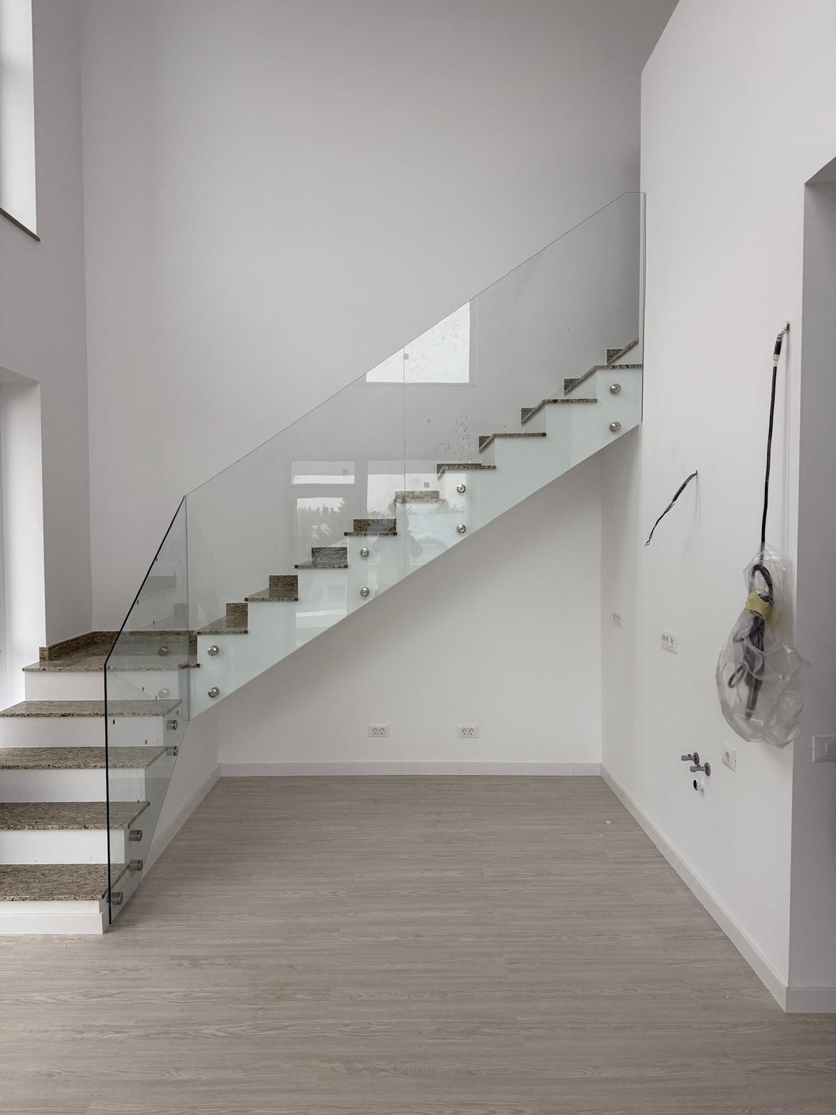Balustradă din sticlă securizată cu certificare EN