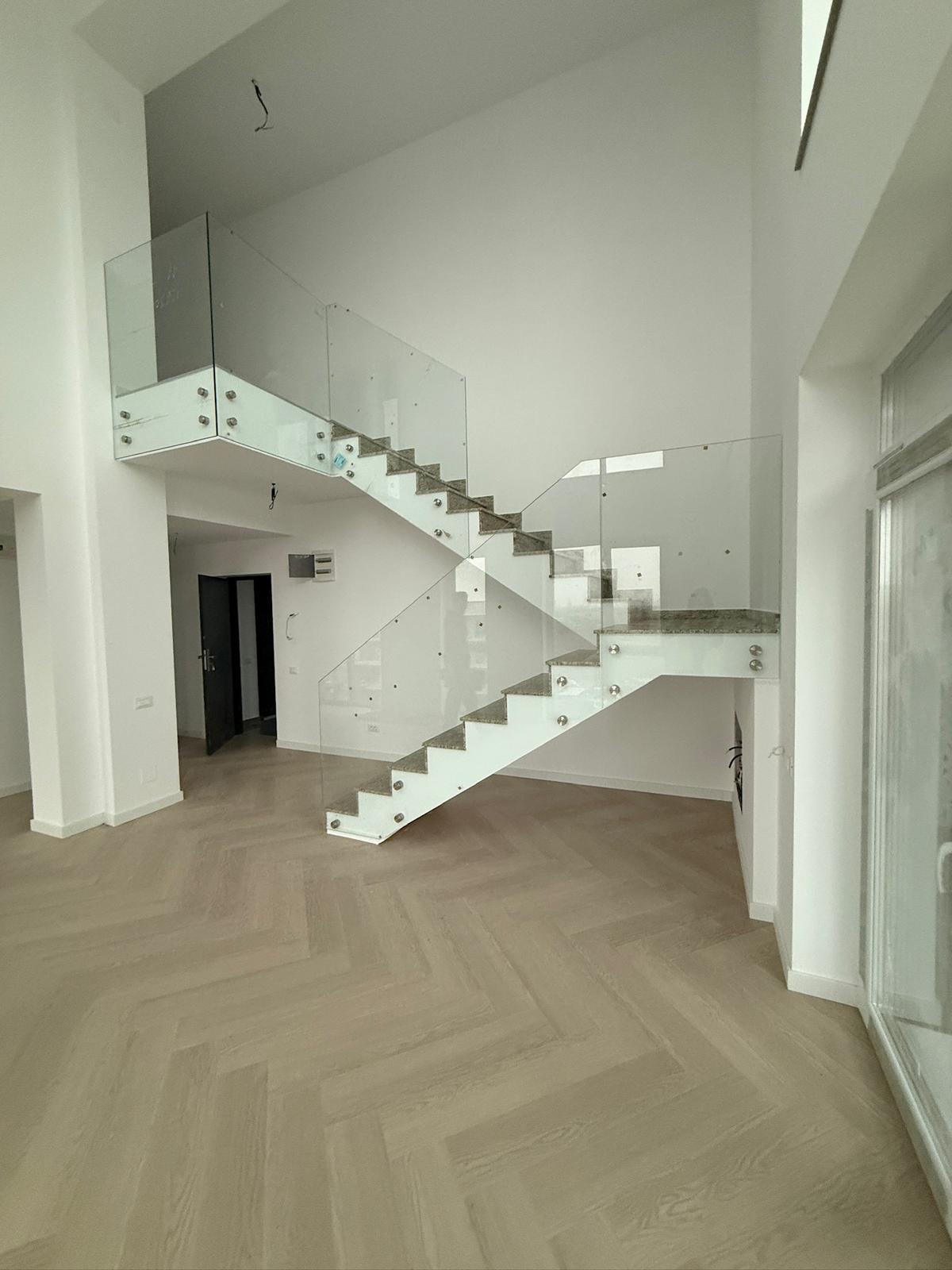 Balustradă din sticlă montată pe balcon exterior