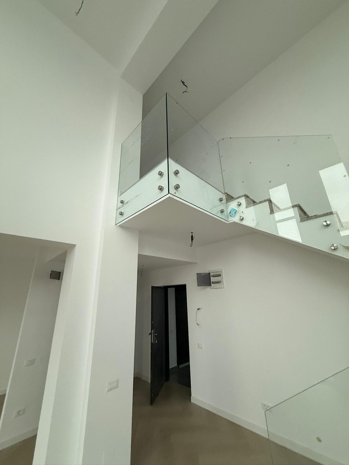 Montaj balustradă din sticlă cu mână curentă
