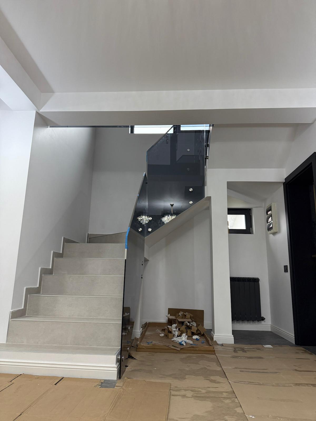 Balustradă din sticlă securizată pentru scară modernă