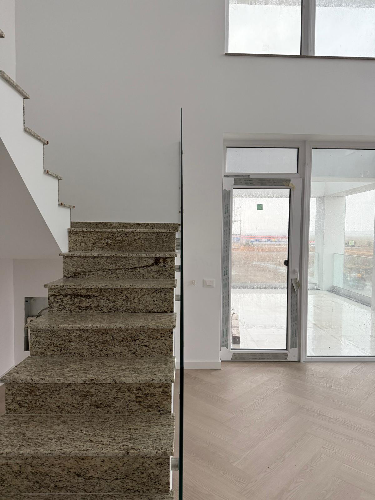 Balustradă din sticlă transparentă montată în interior