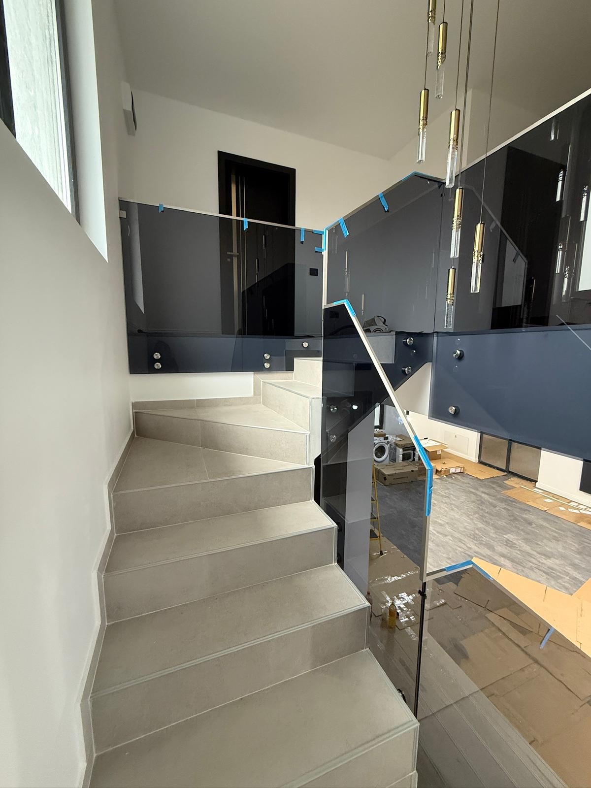 Balustradă din sticlă laminată montată pe balcon