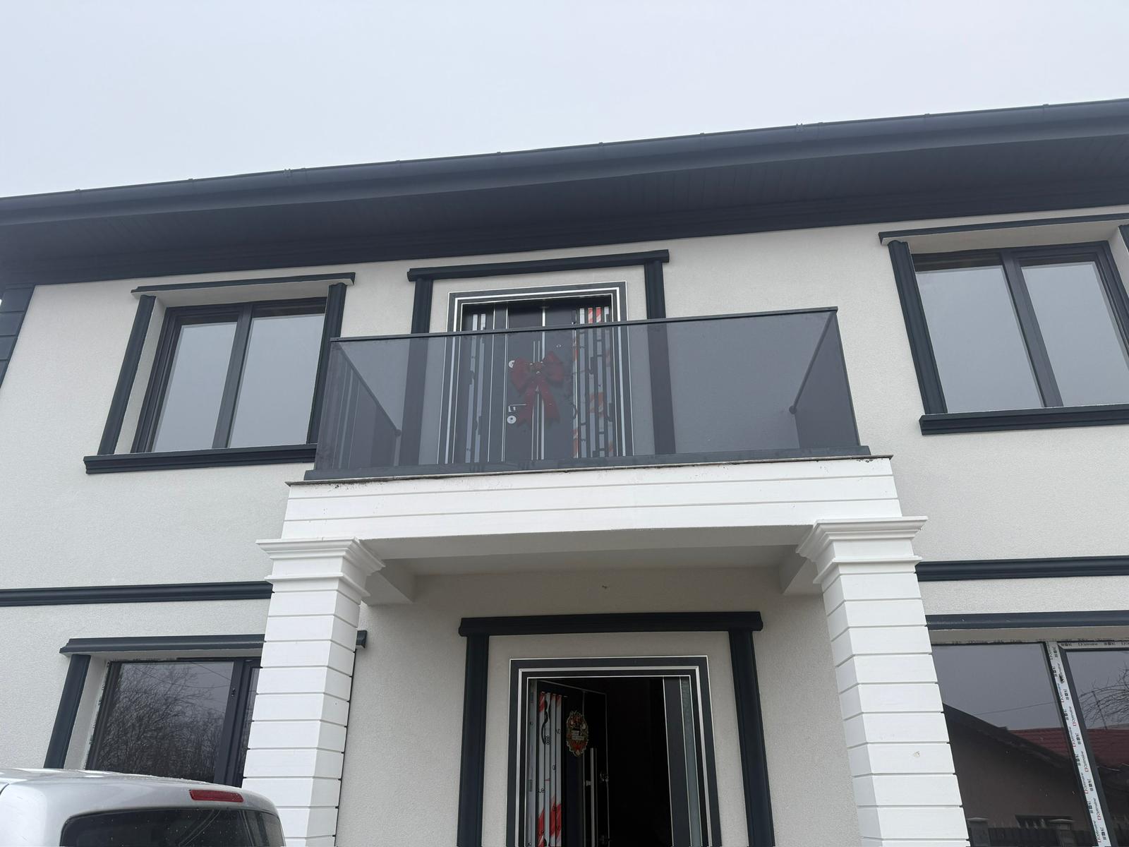 Montaj balustradă sticlă pe scară rezidențială