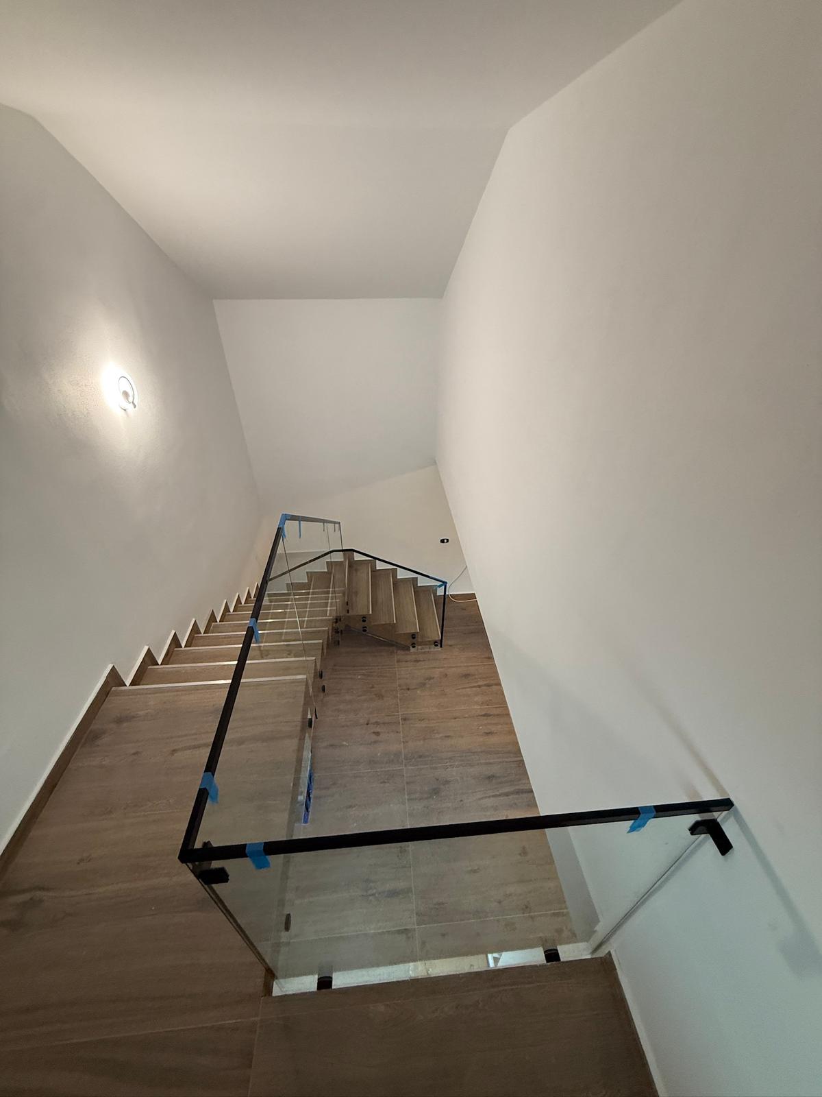Balustradă din sticlă cu profil de aluminiu