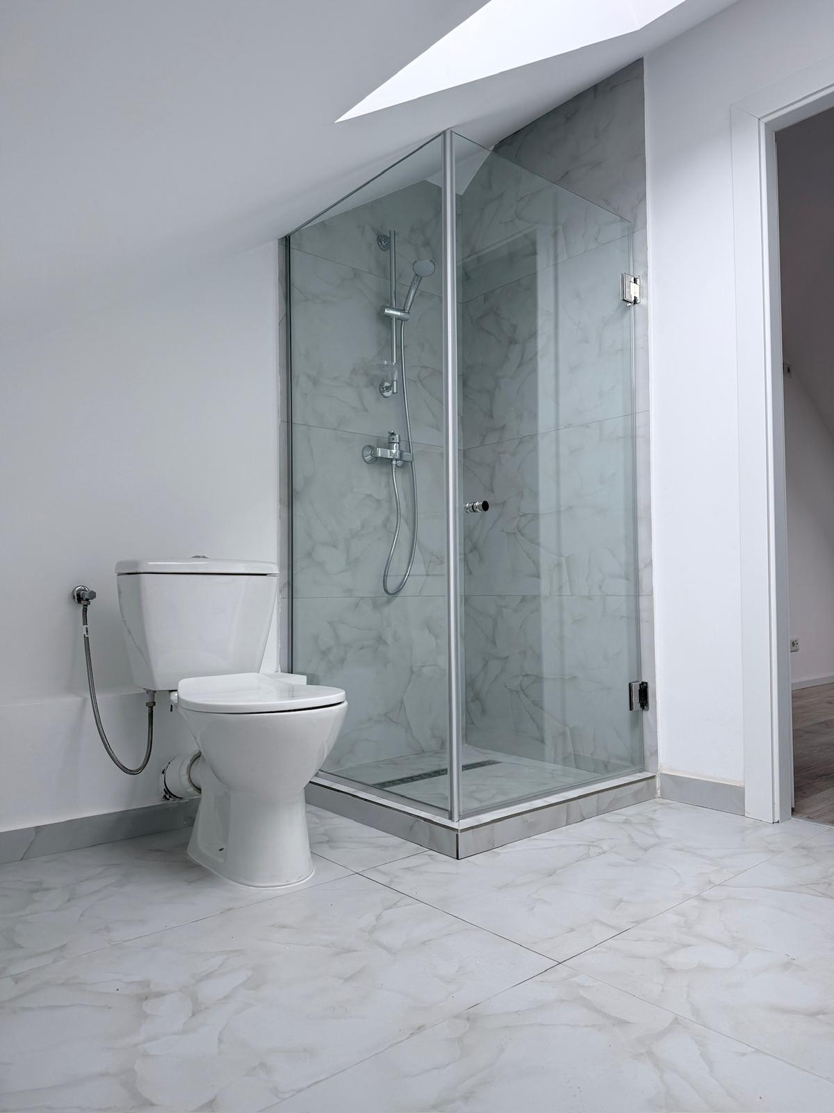 Cabină de duș cu semi-ramă din profil aluminiu
