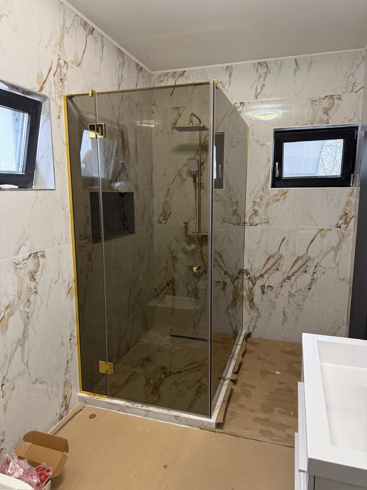 Montaj cabină duș semi-ramă de colț