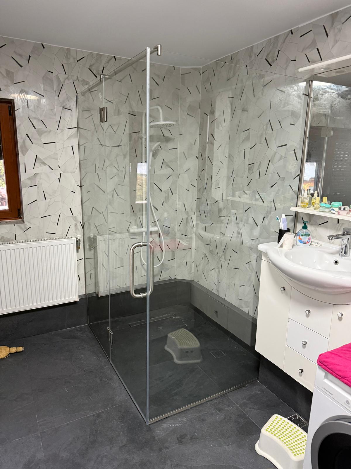 Cabină de duș semi-ramă finalizată în baie modernă