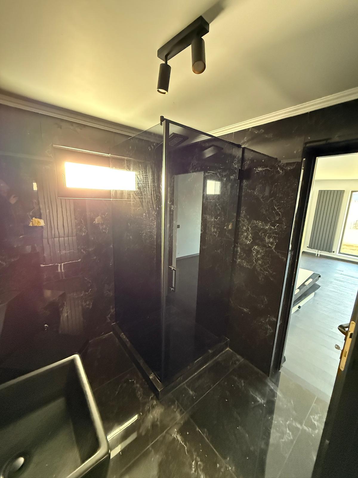 Cabină semi-ramă cu profil aluminiu periat