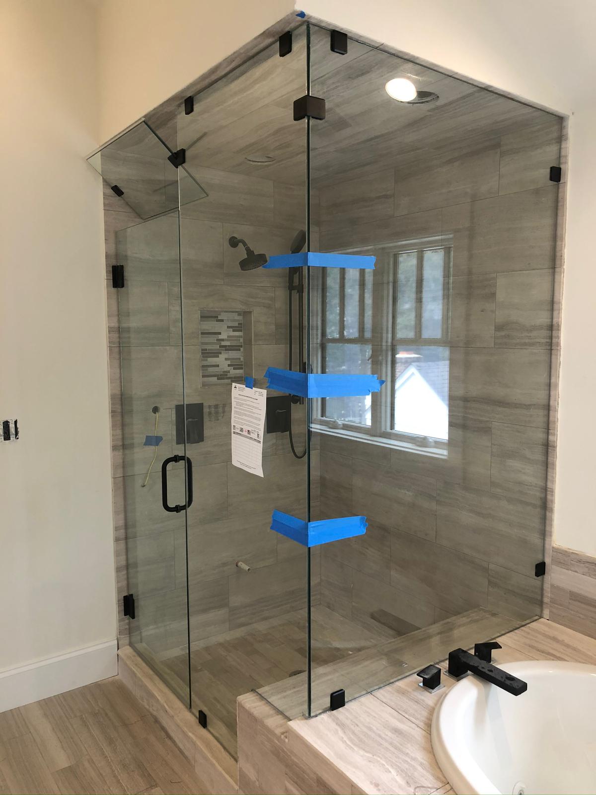 Duș frameless din sticlă securizată într-o baie modernă