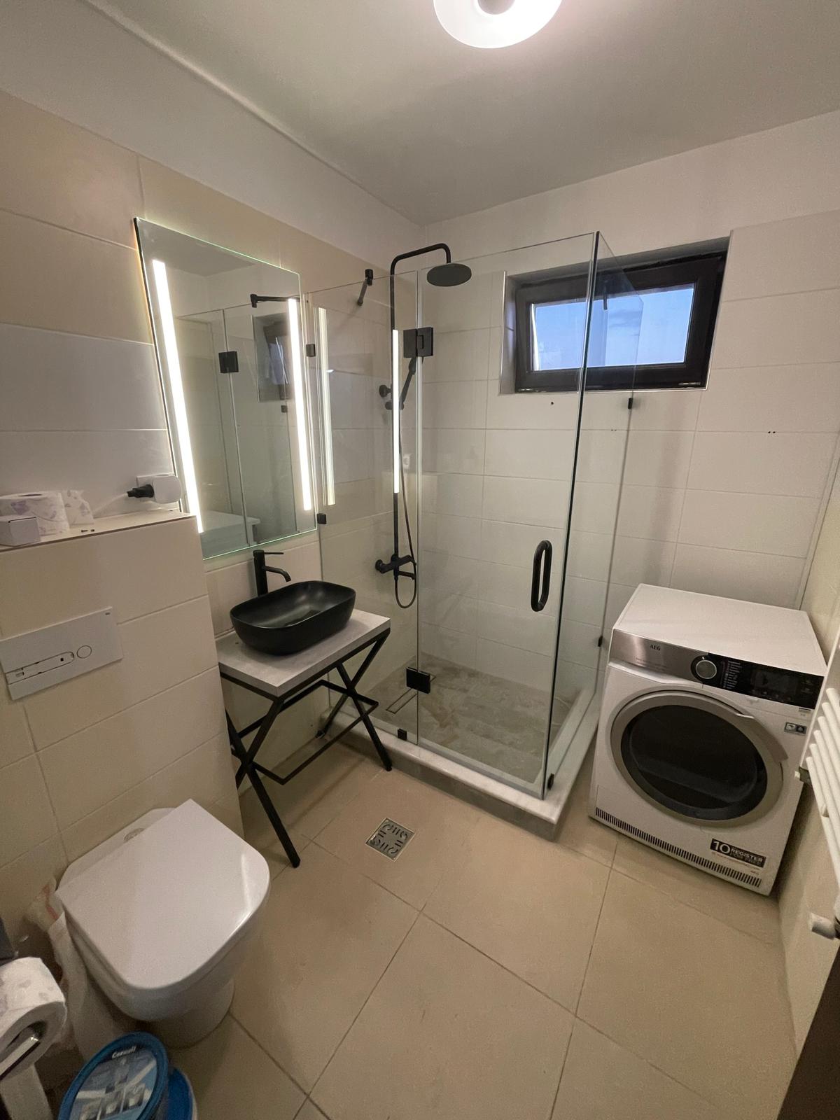 Duș frameless minimalist cu profil inox