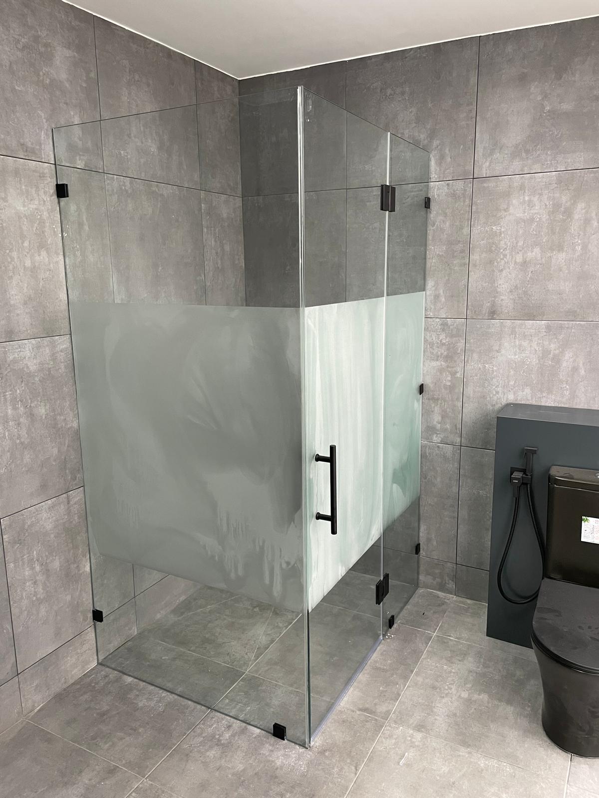 Cabină frameless din sticlă securizată cu ușă batantă