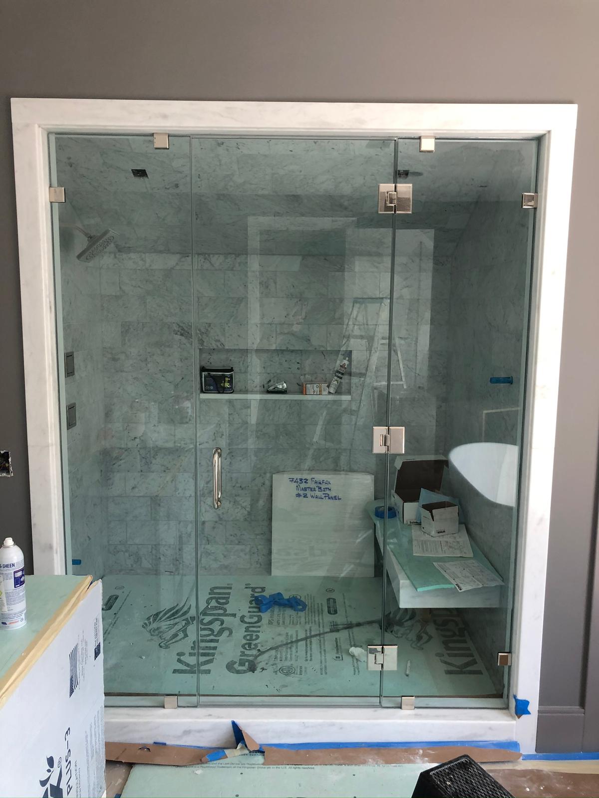 Cabină de duș fără ramă cu ușă pivotantă și sticlă călită