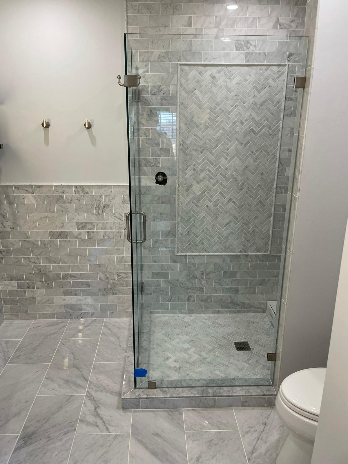 Duș walk-in frameless cu panou fix din sticlă securizată