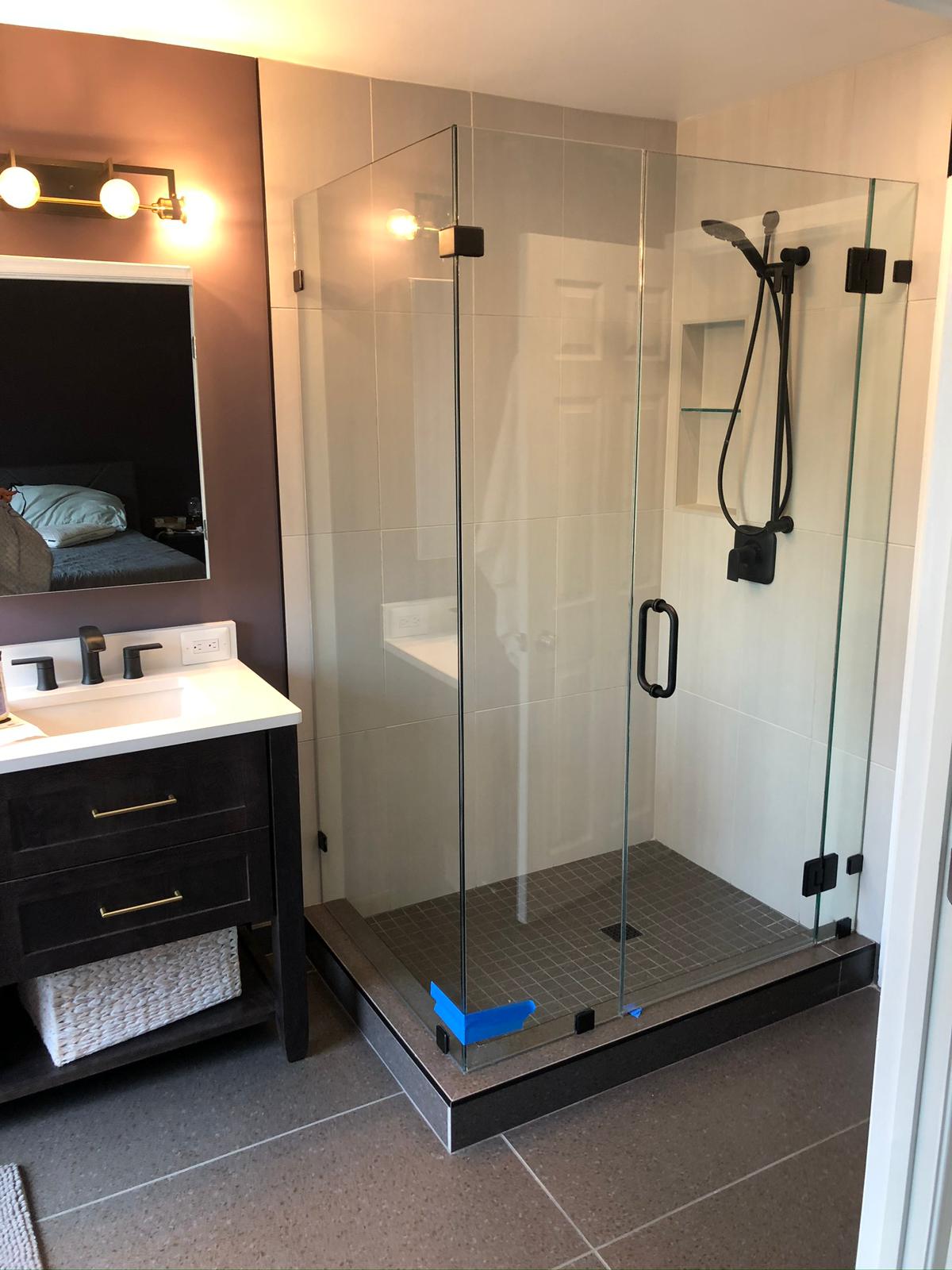 Montaj duș frameless cu feronerie din inox