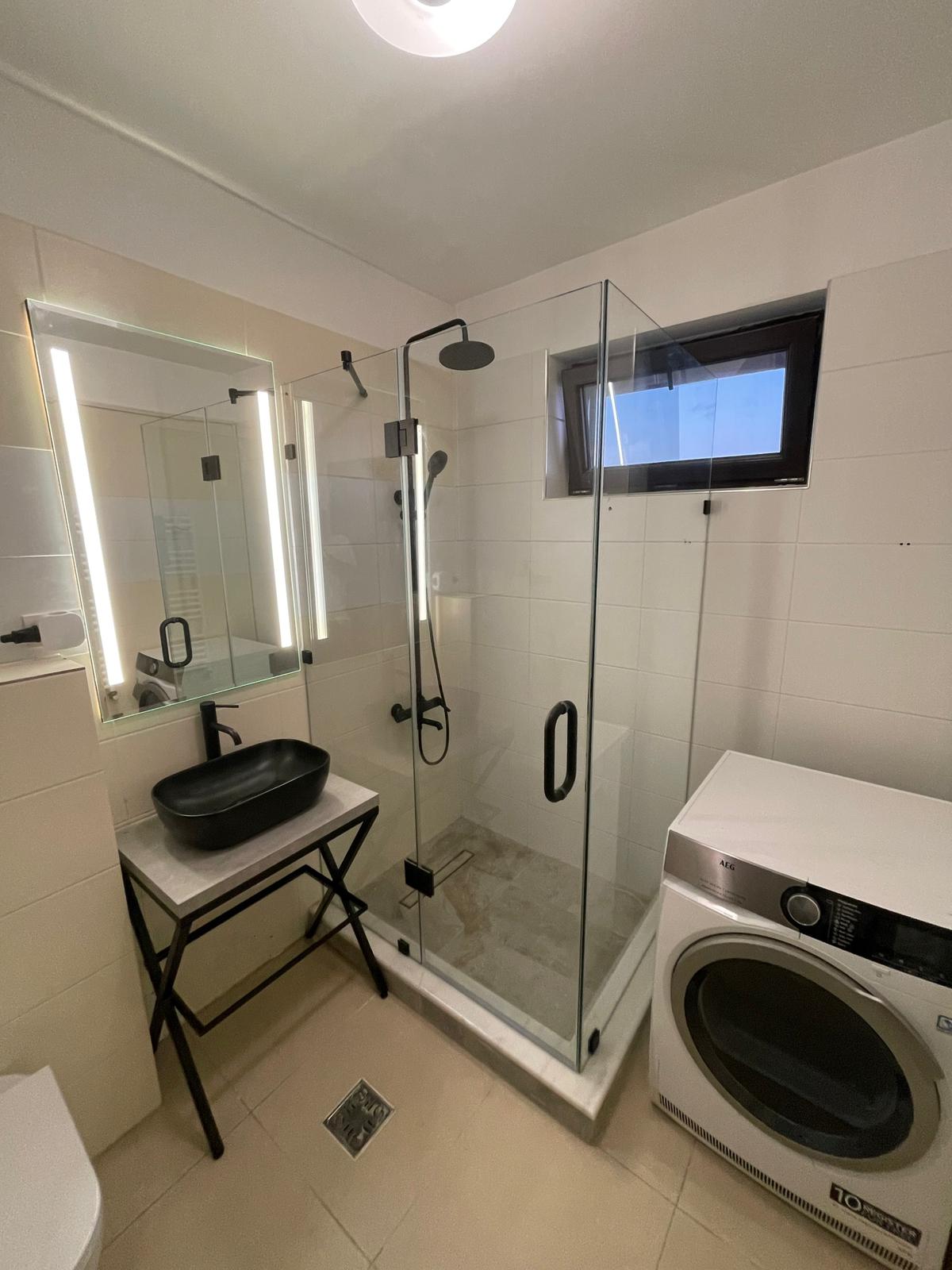 Cabină de duș frameless montată în nișă