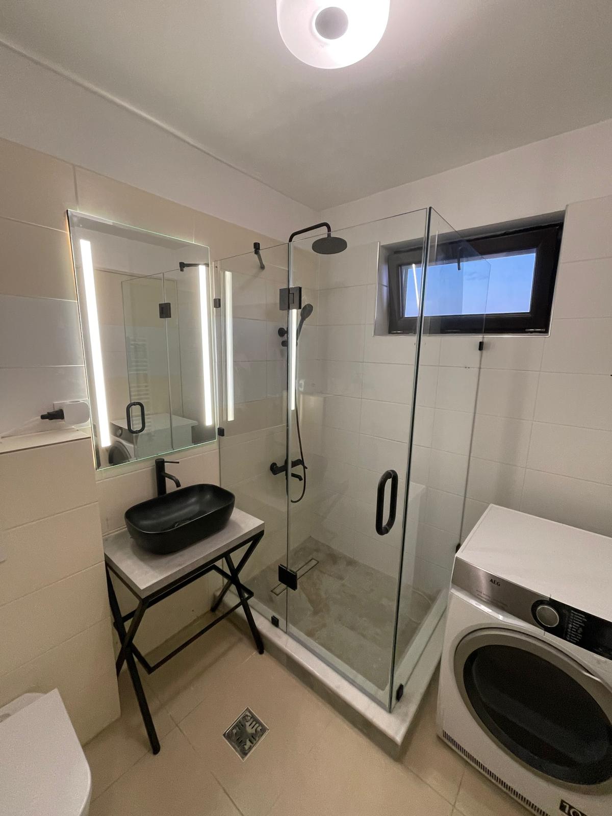 Duș frameless de colț cu sticlă securizată