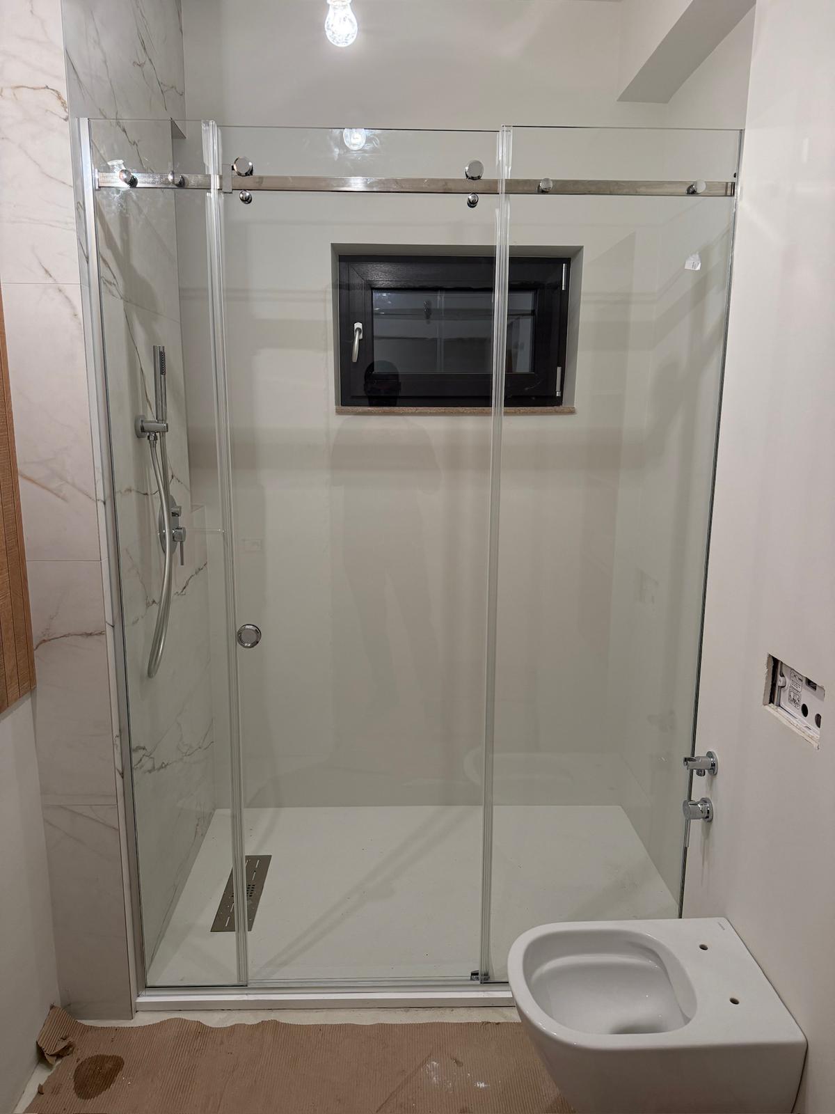 Cabină glisantă finalizată într-o baie rezidențială