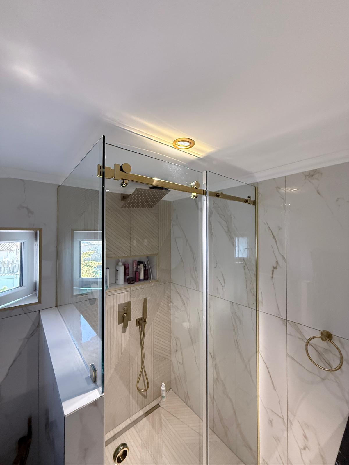 Montaj cabină duș glisantă în baie mică