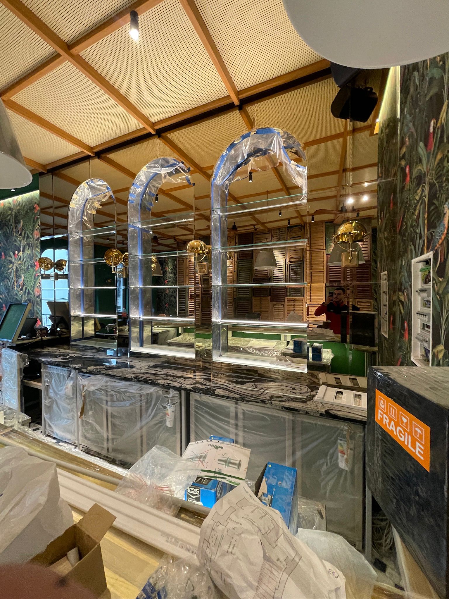 Etajere din sticlă securizată montate de Supremeglass