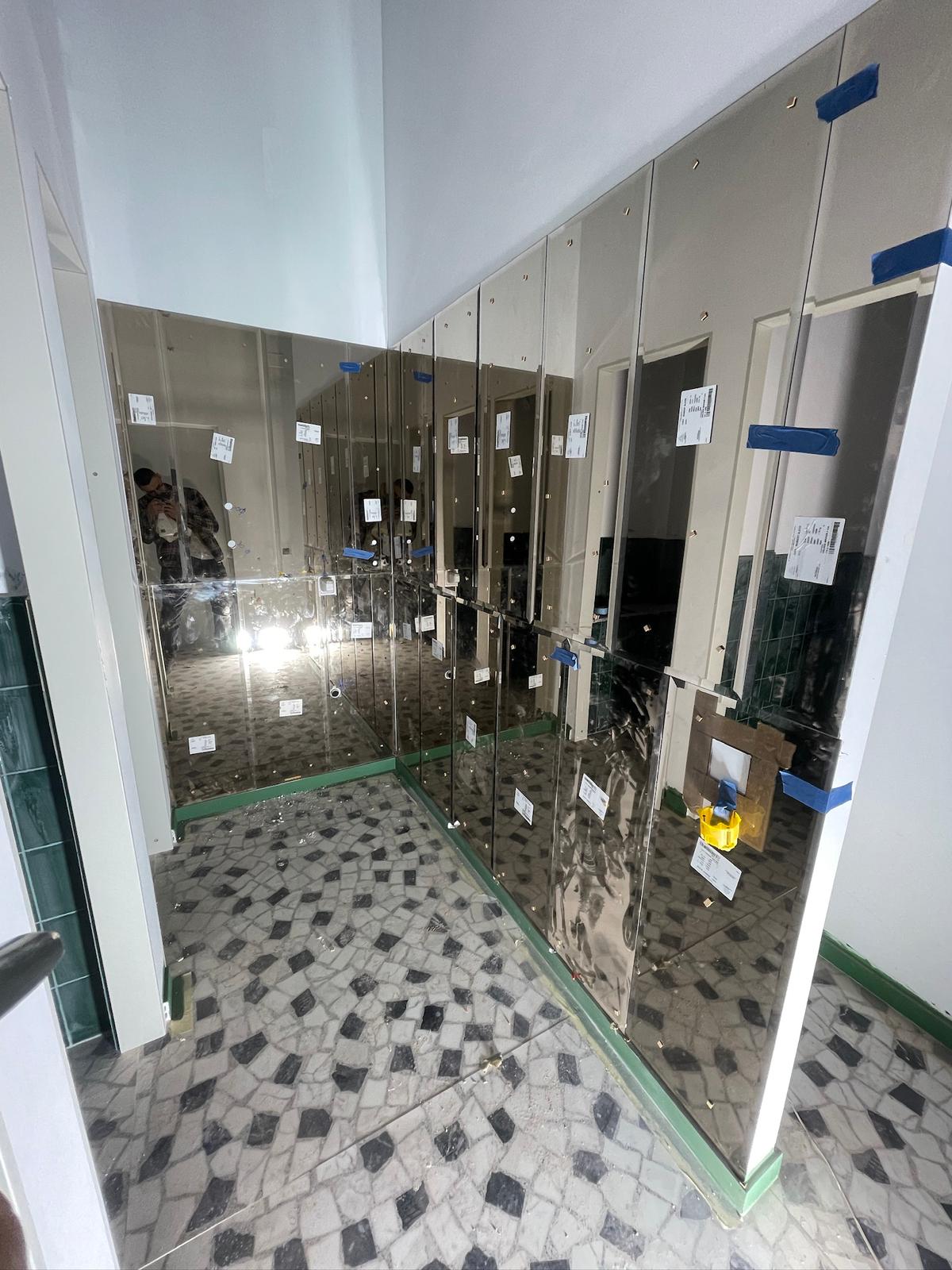 Montaj oglindă decorativă cu bizot în baie