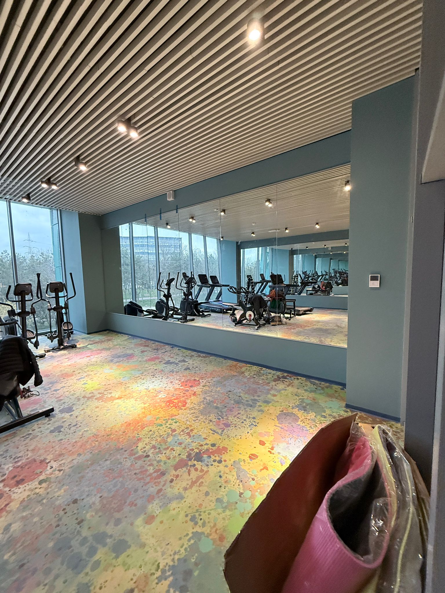 Oglinzi de mari dimensiuni montate în sală de fitness